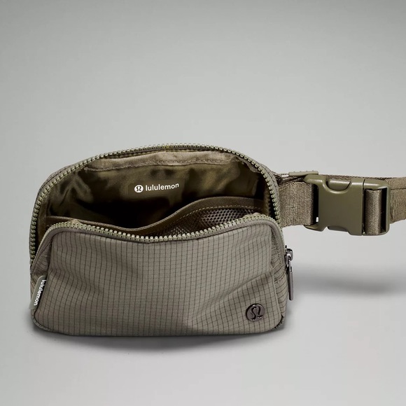 Lululemon Everywhere Belt Bag Carob Brown Crossbody Sling Bag Nwt - Picture 3 of 6